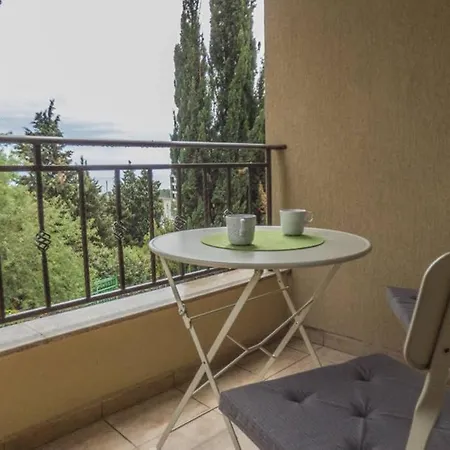 Private In Cypress Complex 12 *